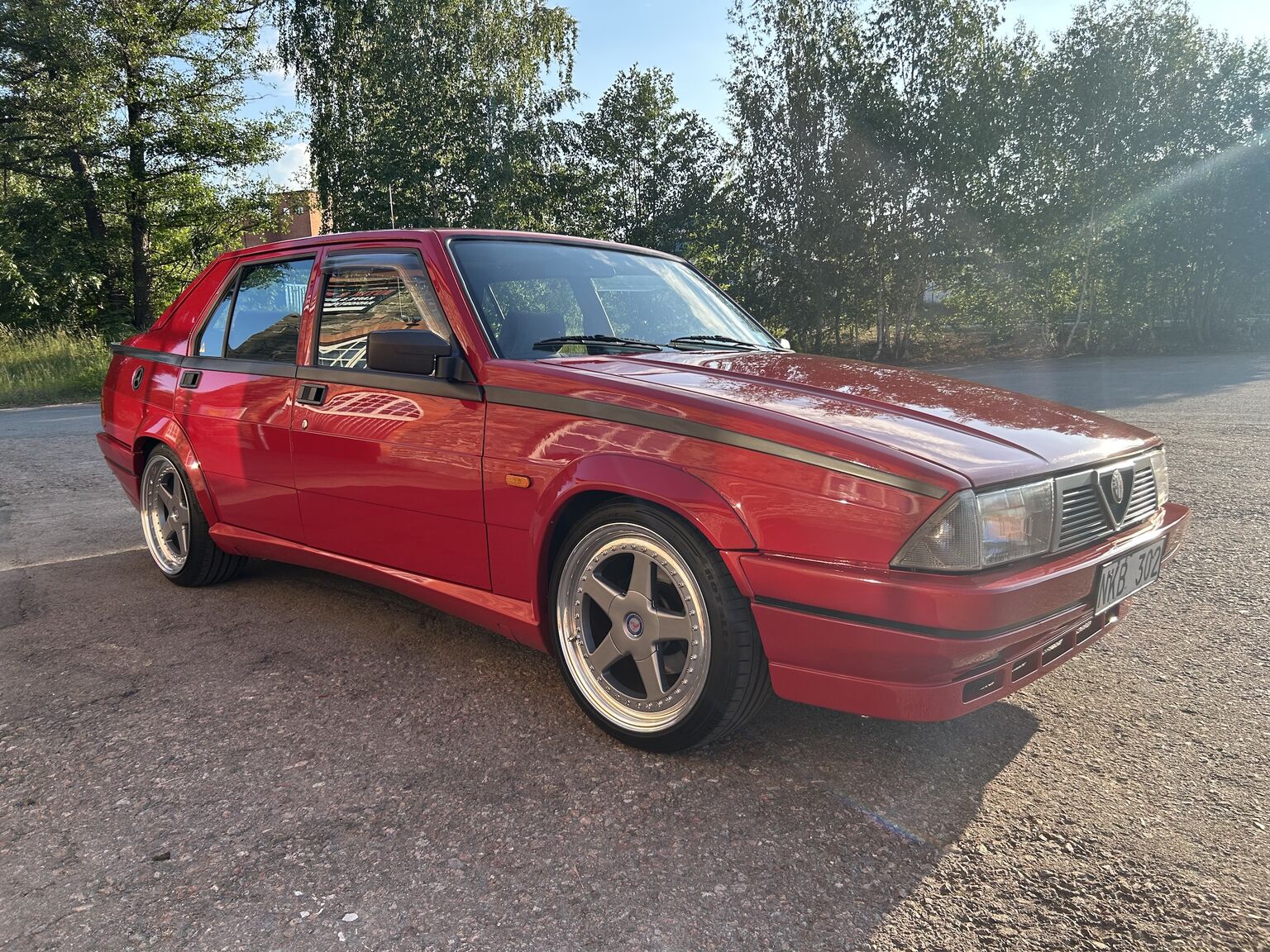 Exterior image of 1988 Alfa Romeo 75 (4)