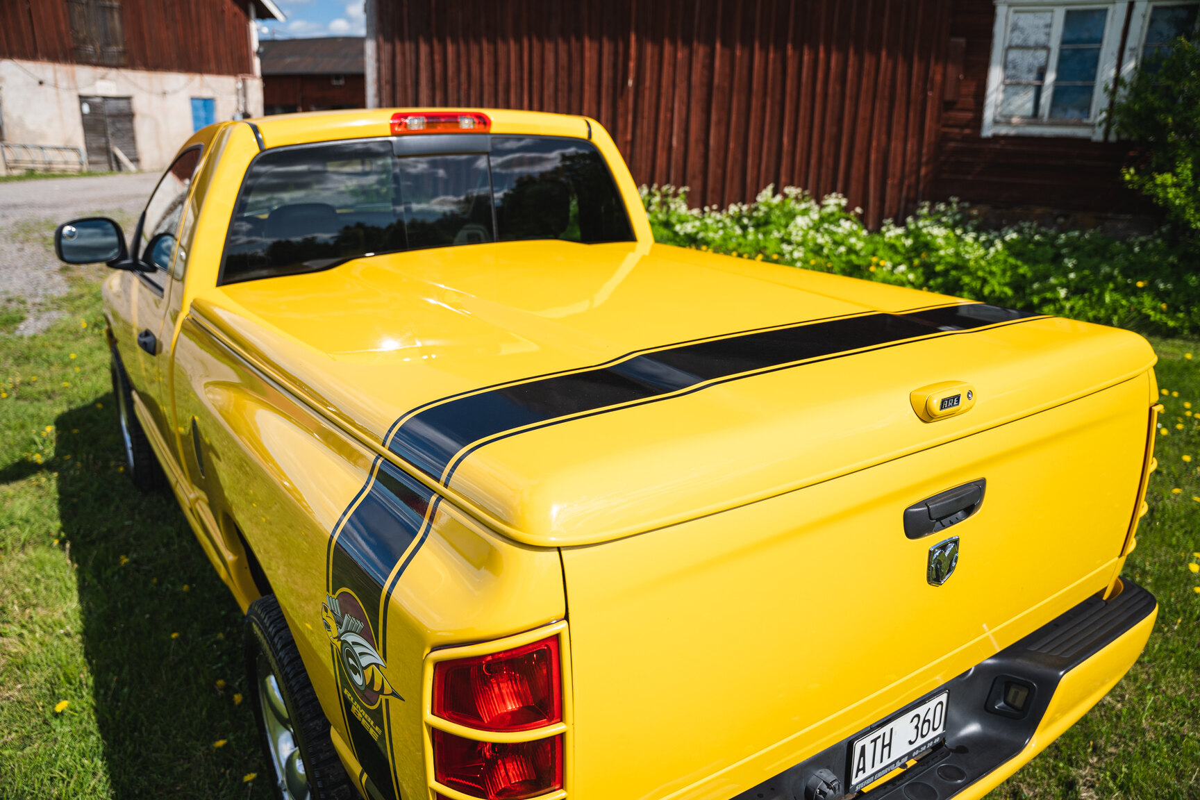 Exteriörbild på 2005 Dodge Ram 1500 Bumble Bee