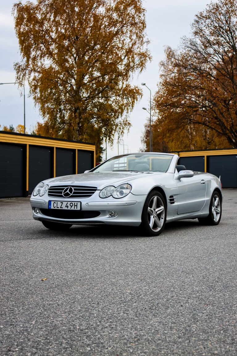 Exterior image of 2006 Mercedes-Benz SL 500