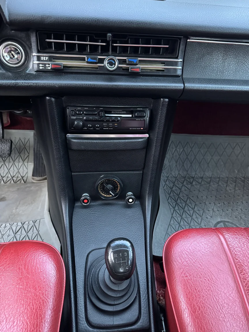 Innenraumfoto von 1972 Mercedes-Benz 200 (19)