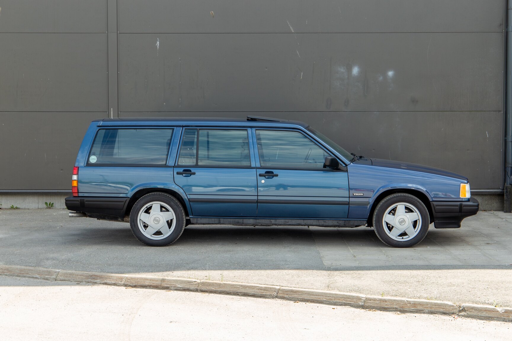 Exterior image of 1990 Volvo 745 Turbo (56)