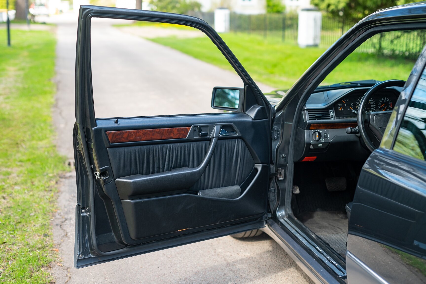 Interior image of 1993 Mercedes-Benz 400 E