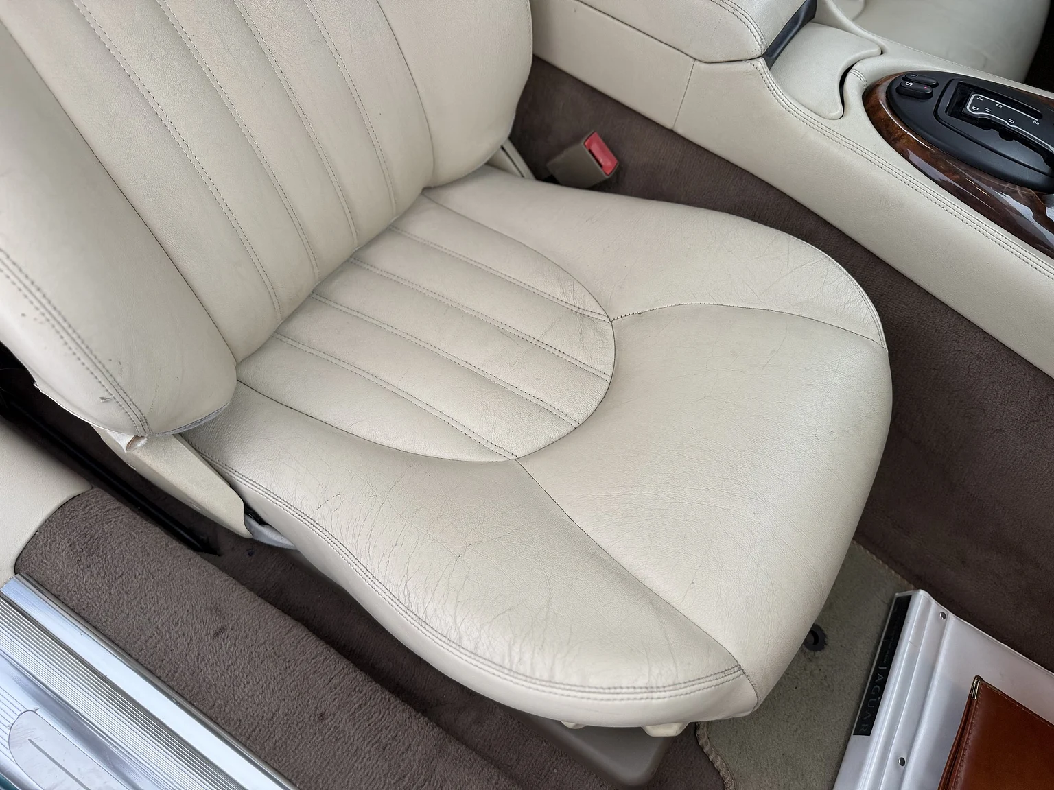 Interior image of 1997 Jaguar XK8 (35)