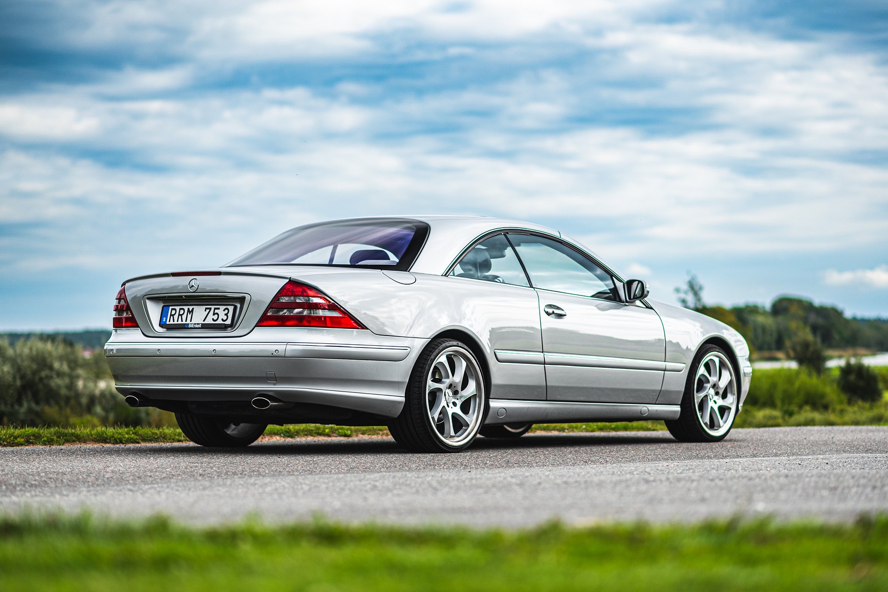 Exterior image of 2000 Mercedes-Benz CL 500
