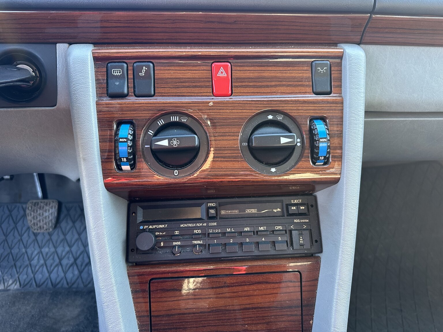 Innenraumfoto von 1991 Mercedes-Benz 230 E 