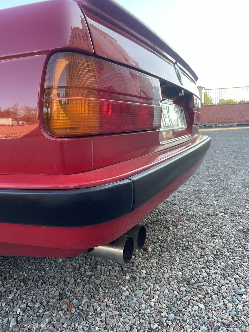 Exterior image of 1987 BMW 320i