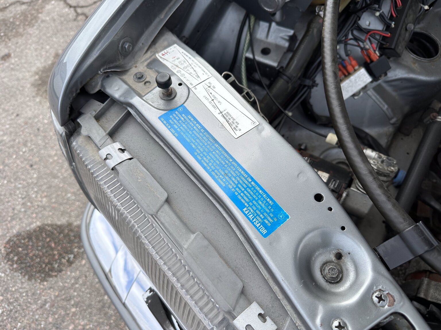 Image of 1987 Mercedes 300 SE mechanics
