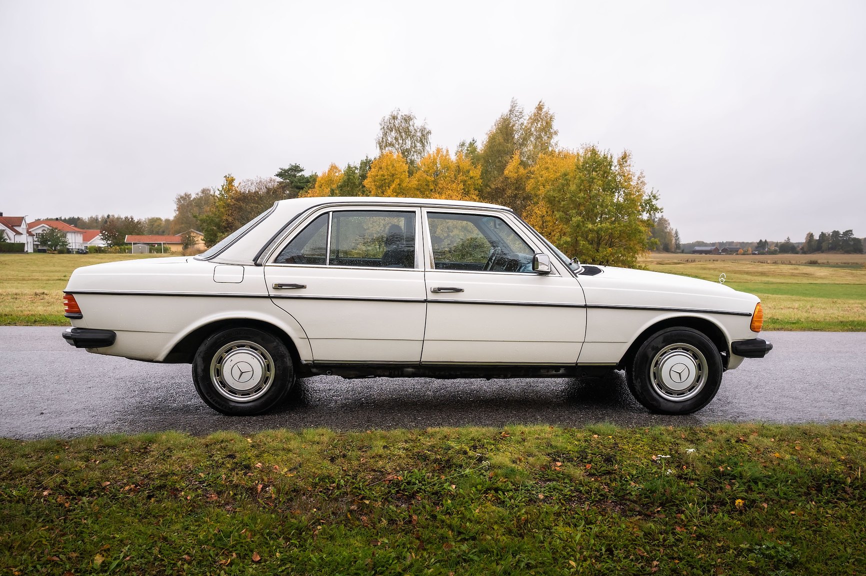 Exterior image of 1985 Mercedes-Benz 200 Automatic