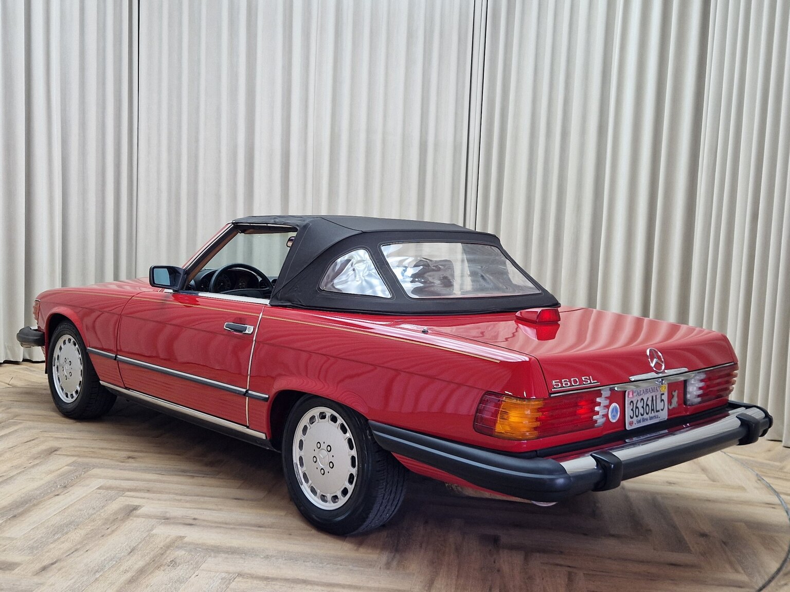 Exterior image of Mercedes-Benz 560SL