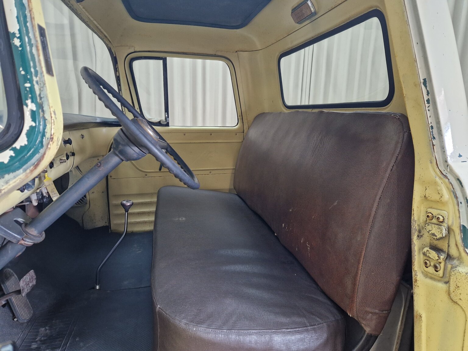 Innenraumfoto von Chevrolet Apache (SÅLD PÅ PLATS) 