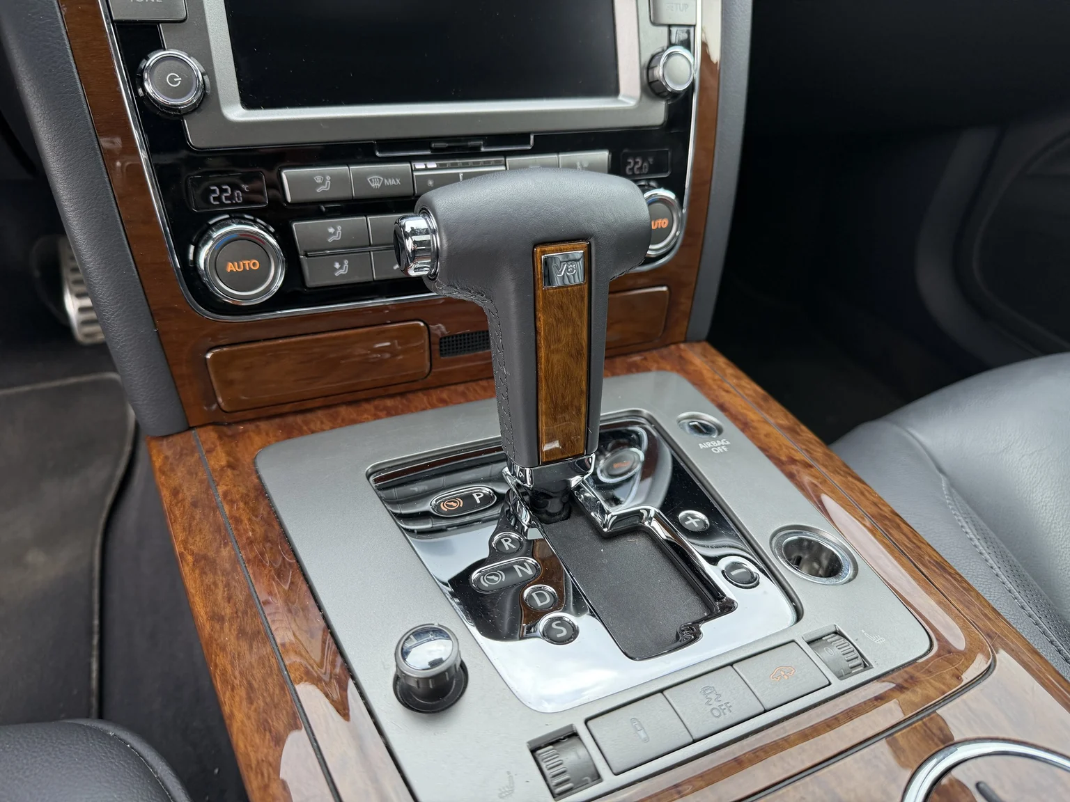Interior image of 2013 Volkswagen Phaeton 3.0 TDI (21)