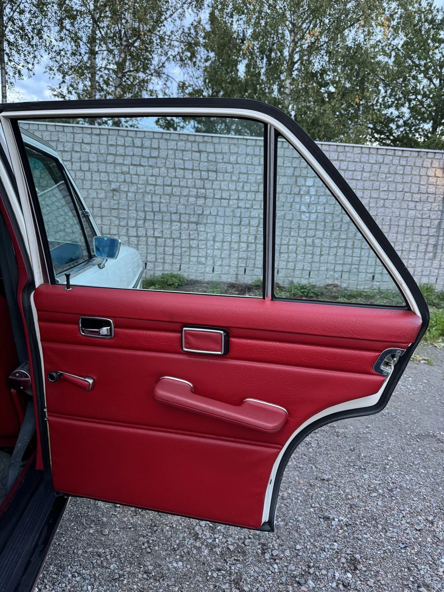 Innenraumfoto von 1972 Mercedes-Benz 200 (44)