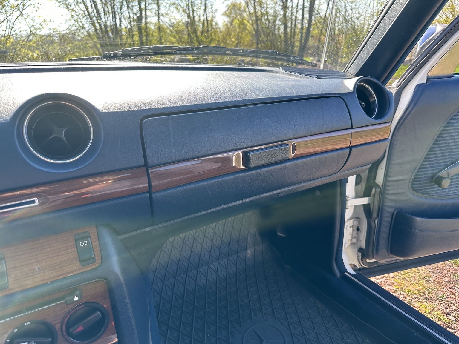 Interior image of 1985 Mercedes-Benz 200
