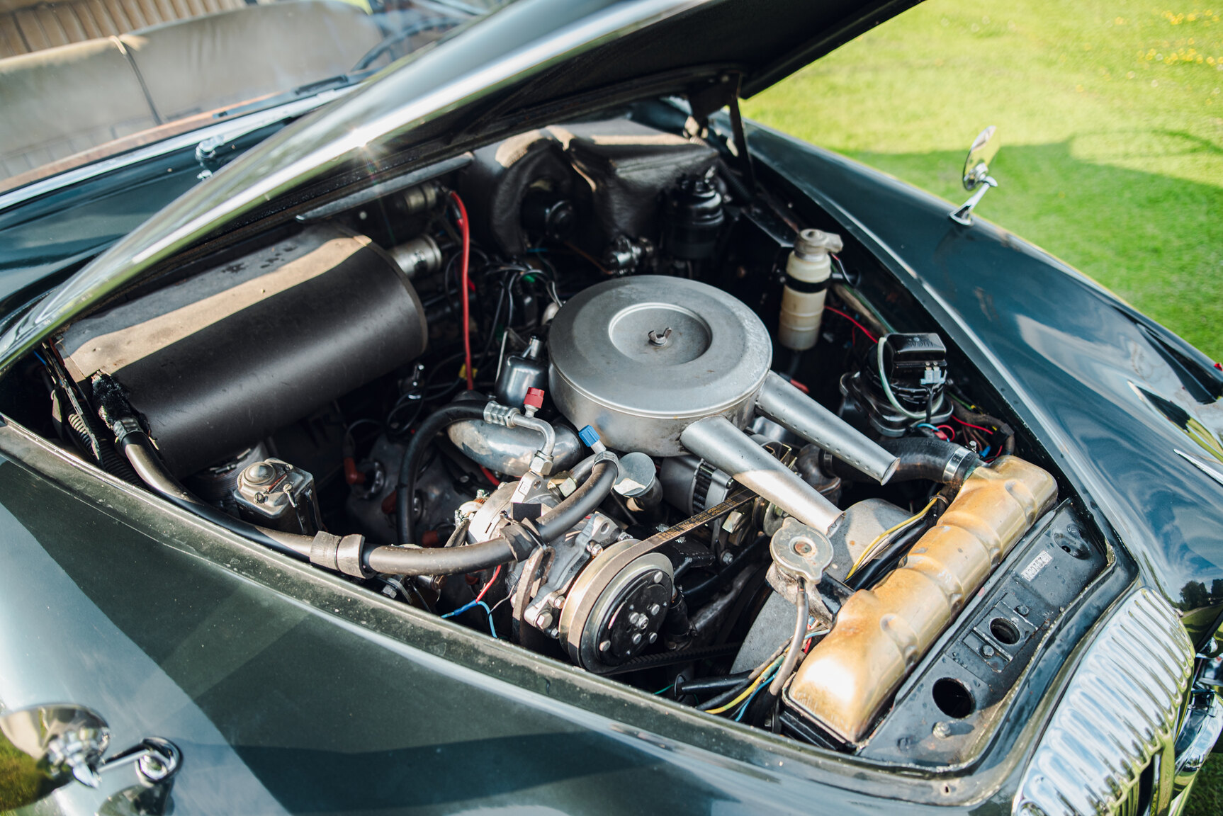 Image of 1965 Daimler 250 V8 mechanics