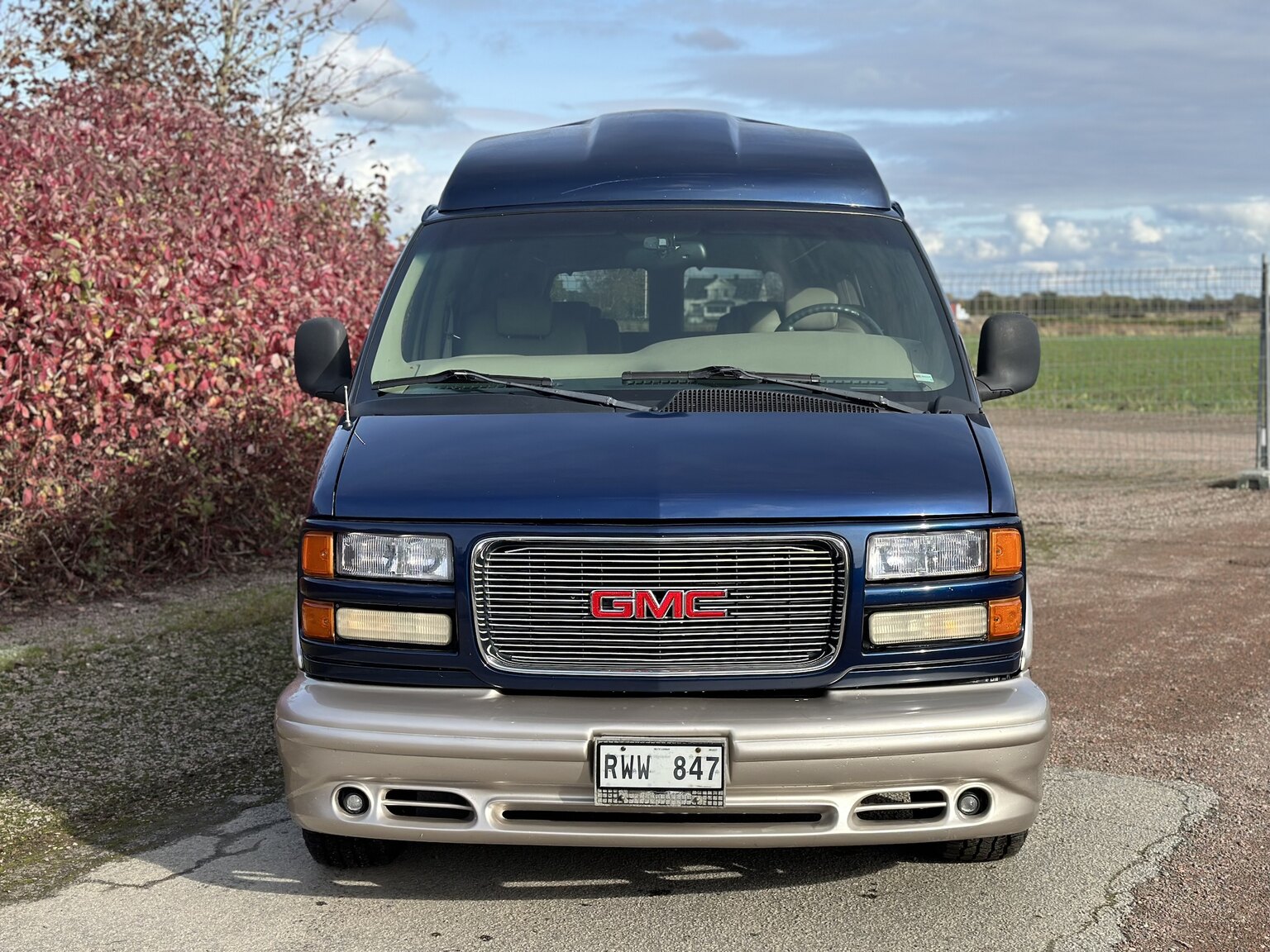 Exteriörbild på 2000 GMC Savana G1500 Conversion Van