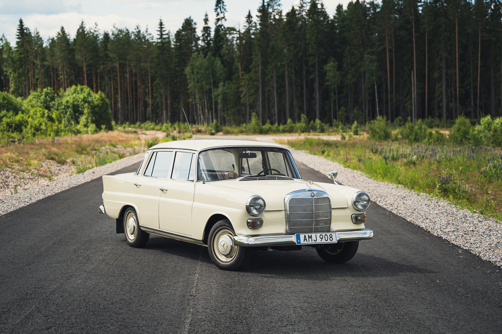 Aussenfoto 1966 Mercedes-Benz 200 D "Heckflosse"