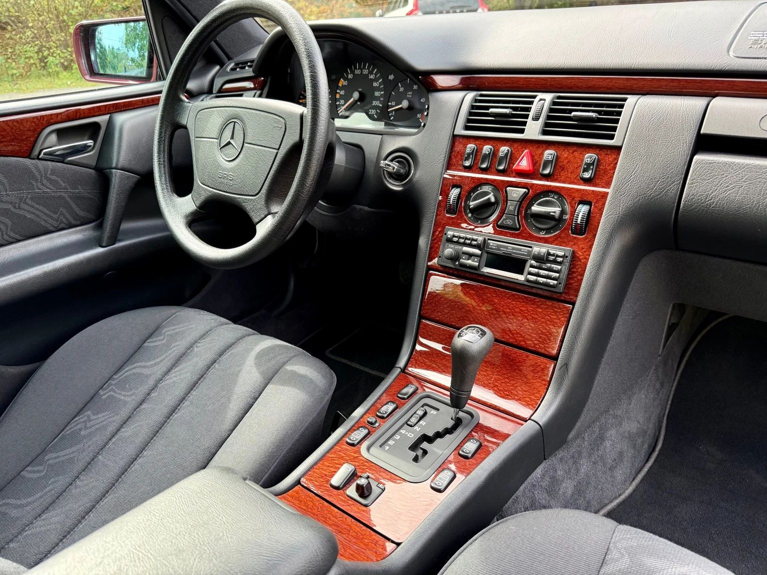 Innenraumfoto von 1997 Mercedes-Benz E 290 TD (75)