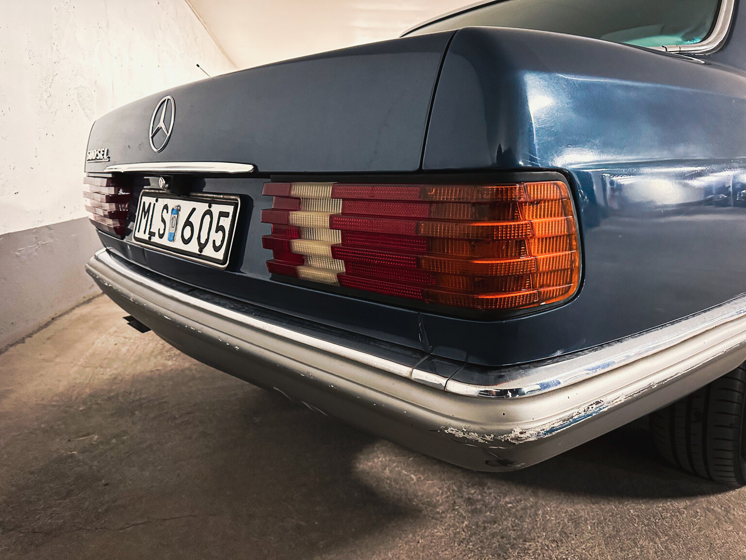 Exterior image of 1985 Mercedes-Benz 500 SEL