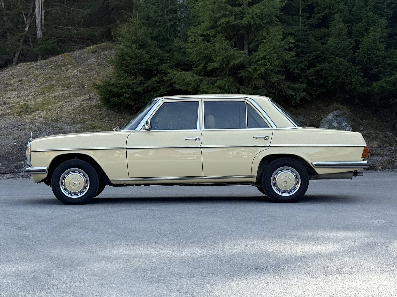 Exteriörbild på 1974 Mercedes-Benz 230 Automatic (5)