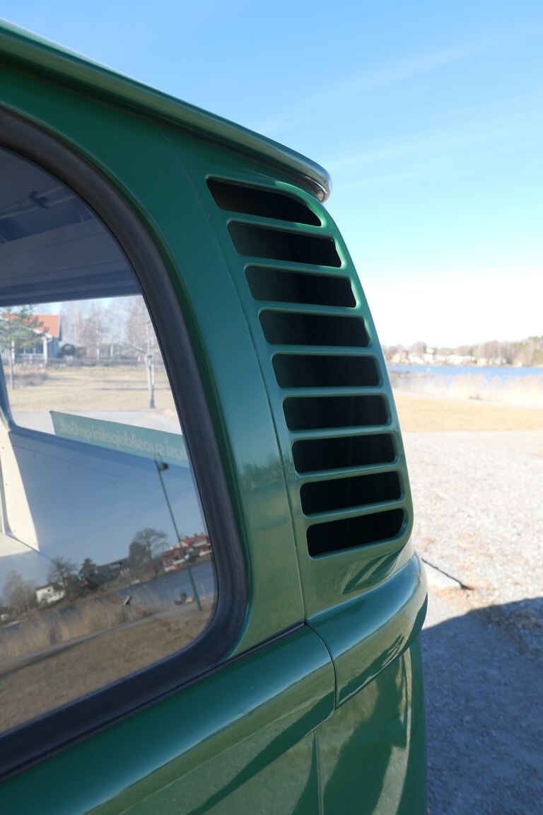 Exteriörbild på 1975 Volkswagen Transporter 1600 Minibuss