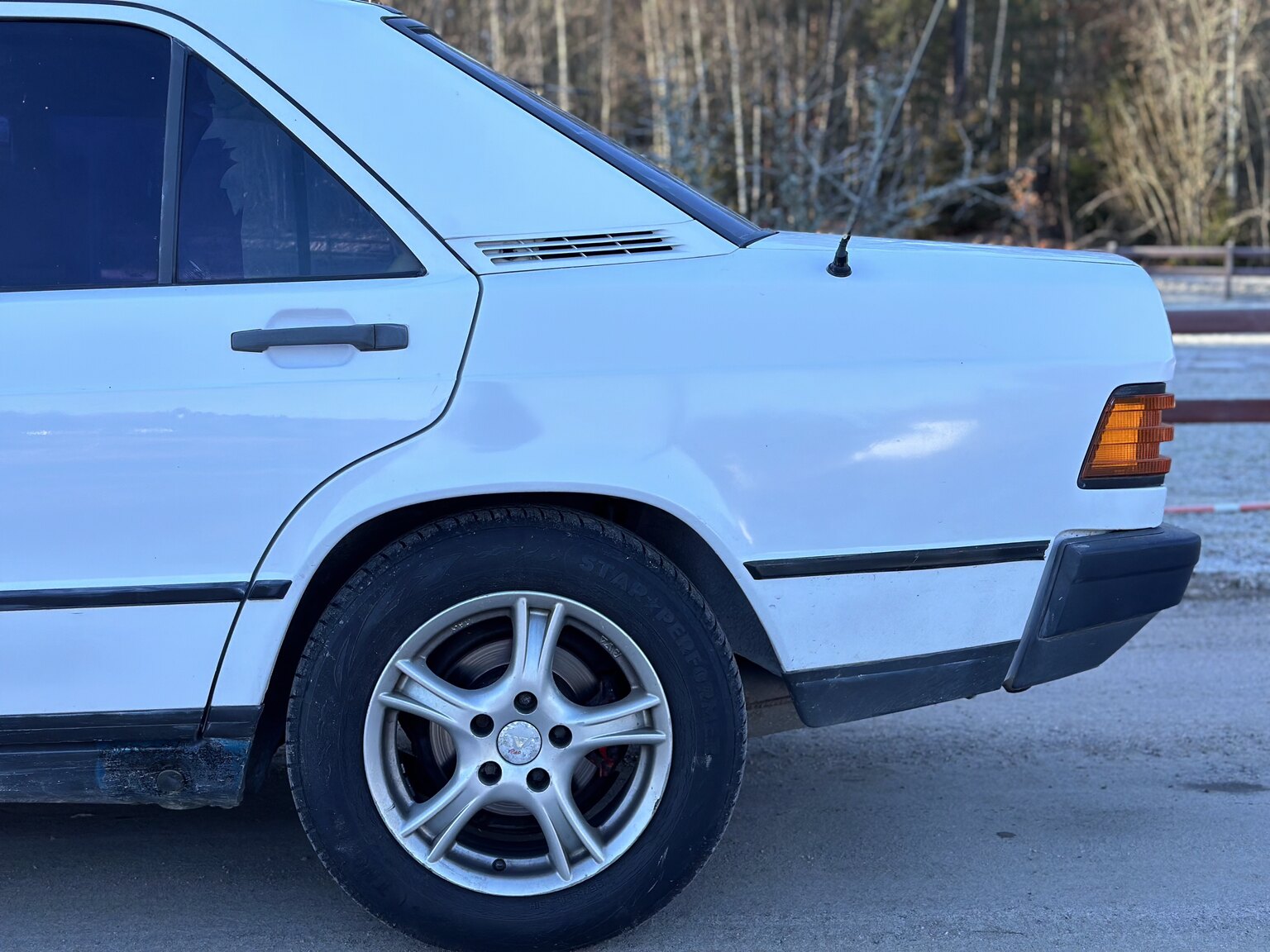 Aussenfoto 1988 Mercedes-Benz 190 E 2.3 (14)