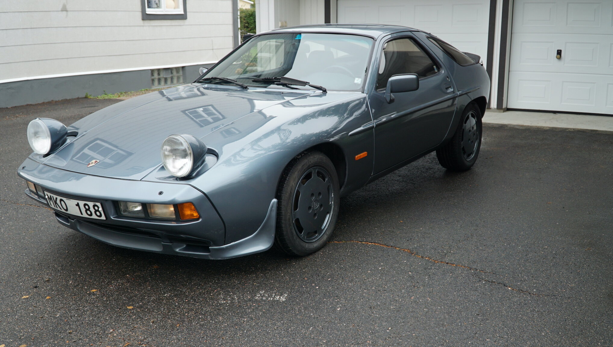 Exterior image of 1983 Porsche 928S (26)