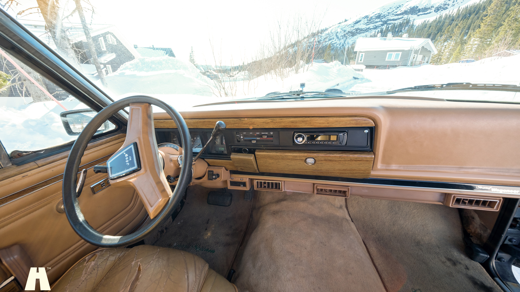 Interior image of 1988 Jeep Grand Wagoneer 5.9