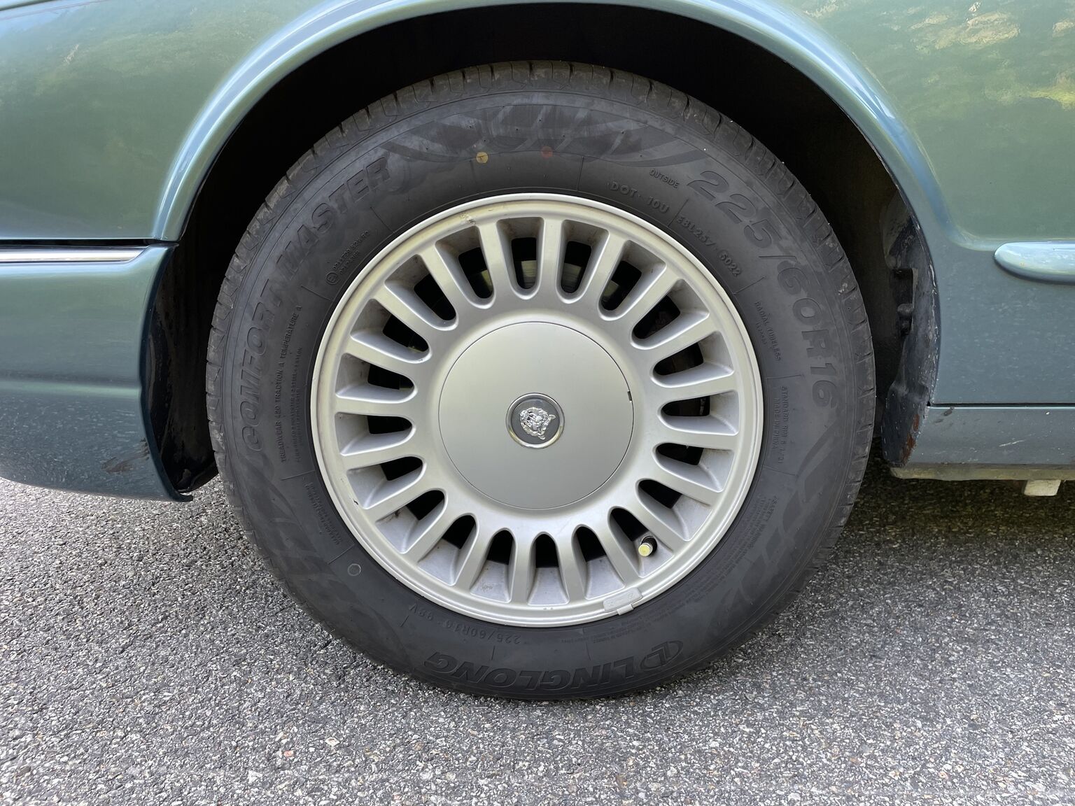 Exterior image of 1998 Jaguar XJ8 Sovereign (24)