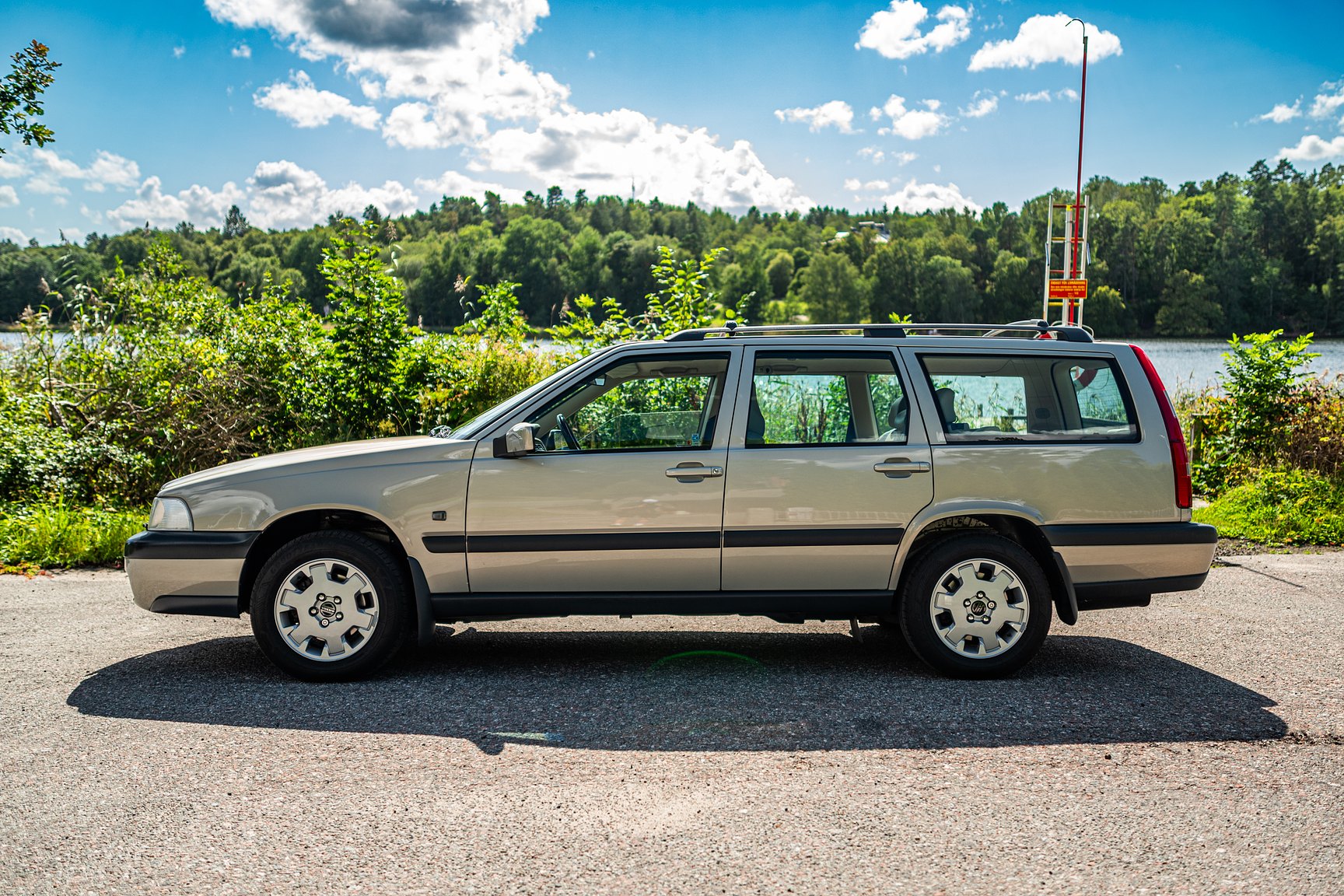 Exterior image of 2000 Volvo V70 XC 2.4 T AWD 