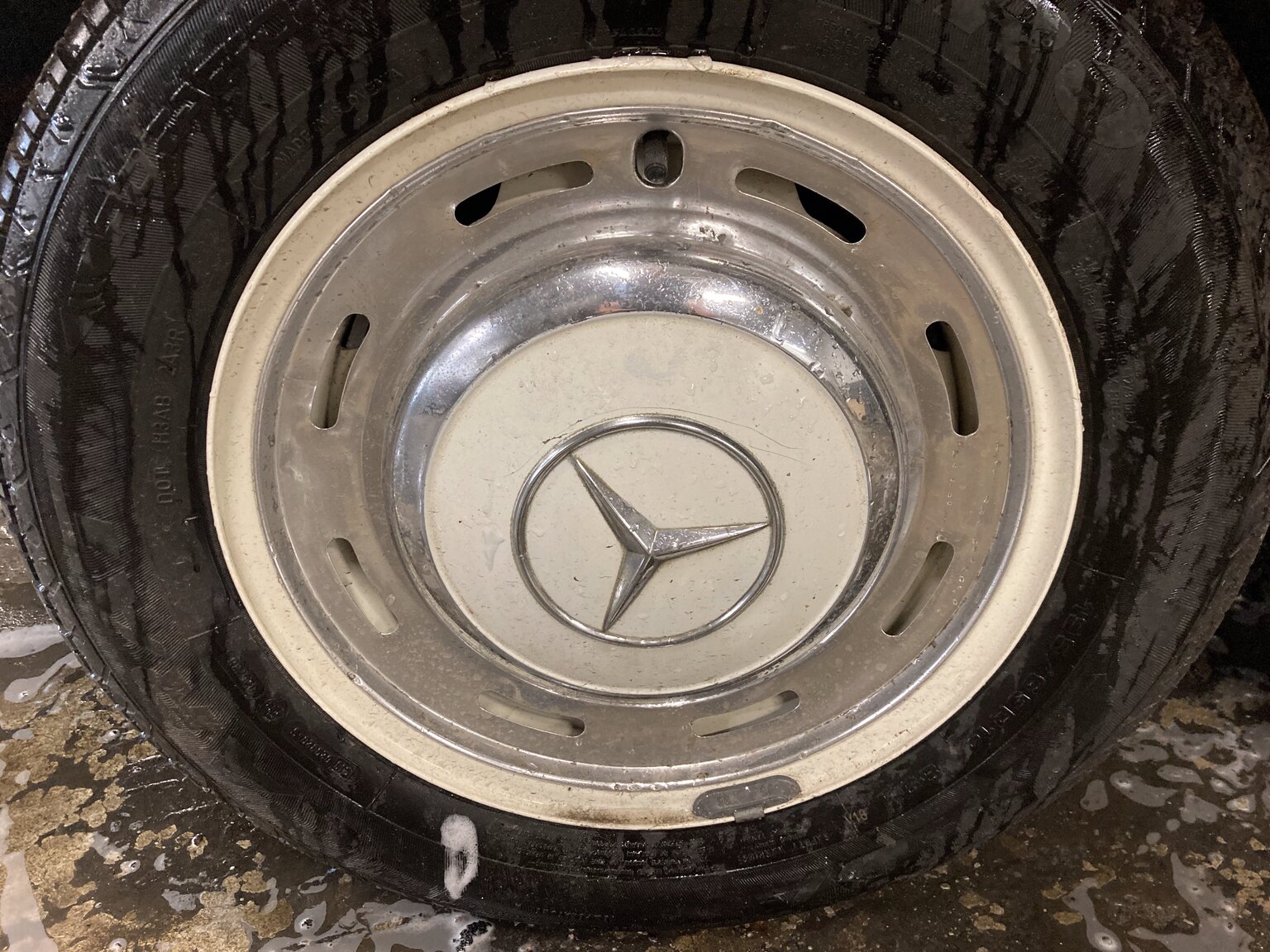 Exterior image of 1966 Mercedes-Benz 250s