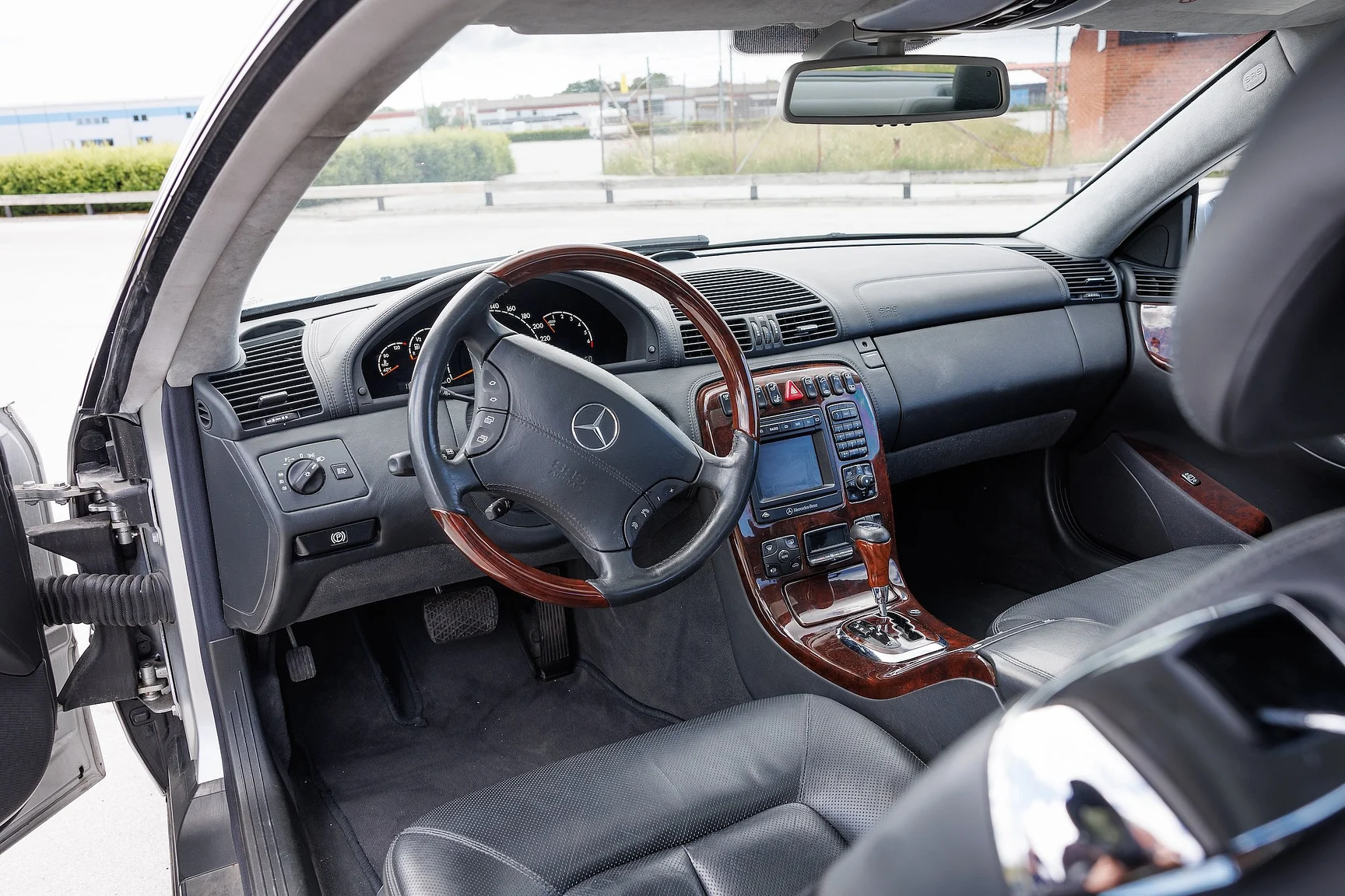 Innenraumfoto von 2000 Mercedes-Benz CL 600 (11)