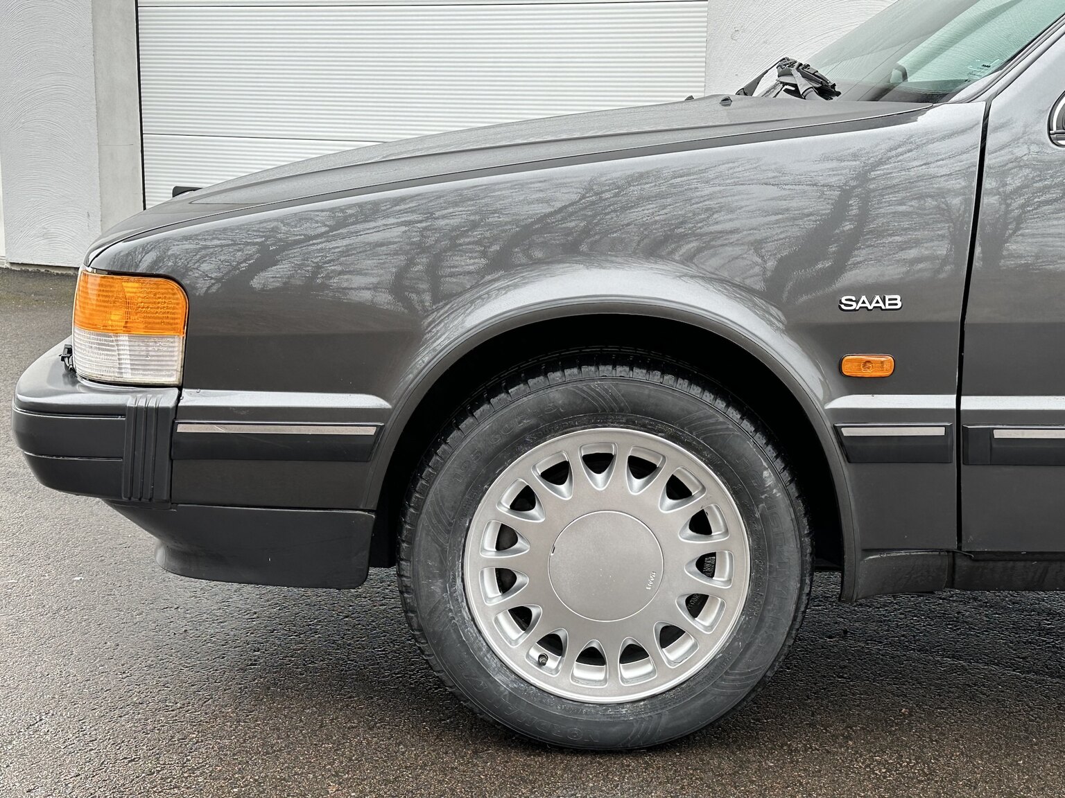 Exterior image of 1988 SAAB 9000i