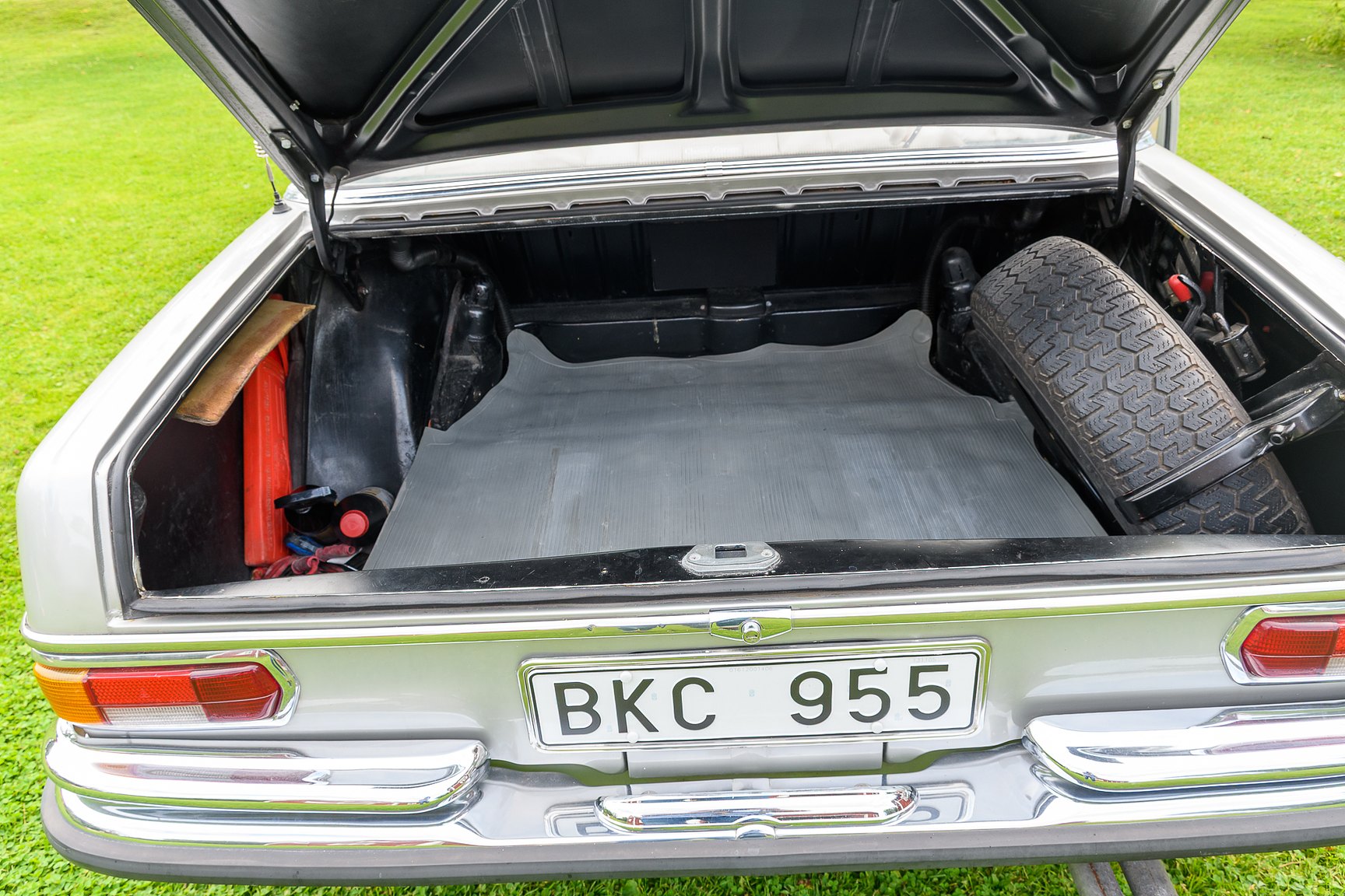 Interior image of 1969 Mercedes-Benz 300 SEL