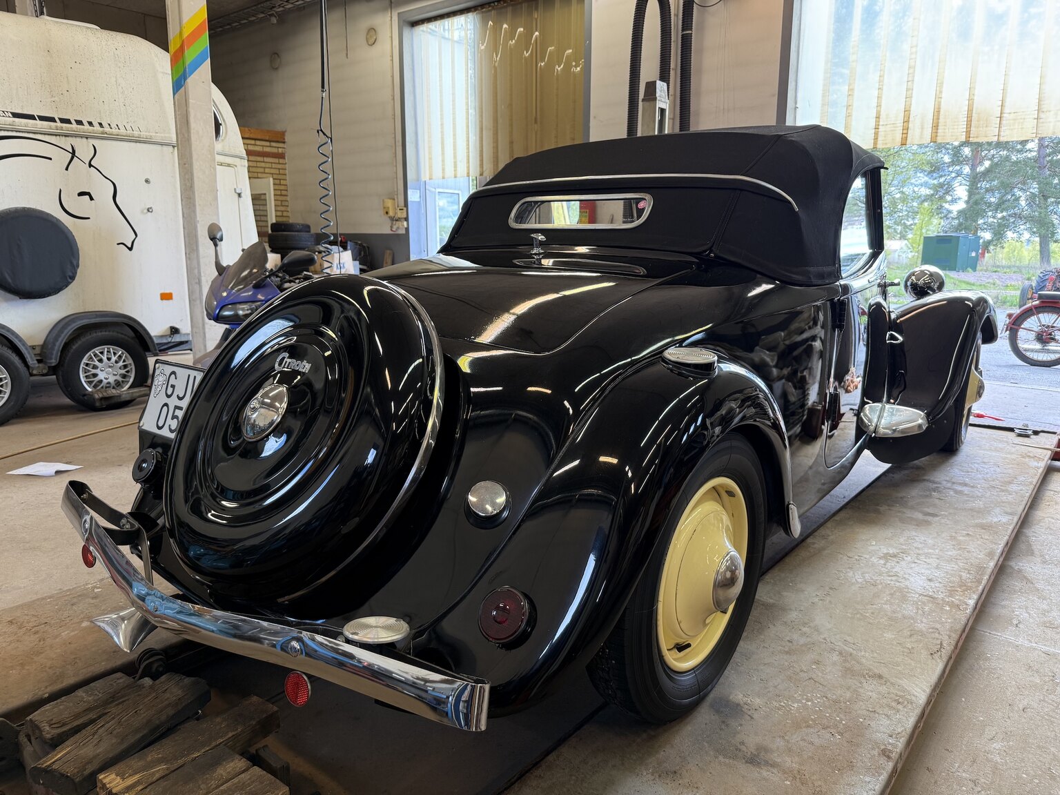 Exterior image of 1939 Citroën Berline 11 Sport Convertible