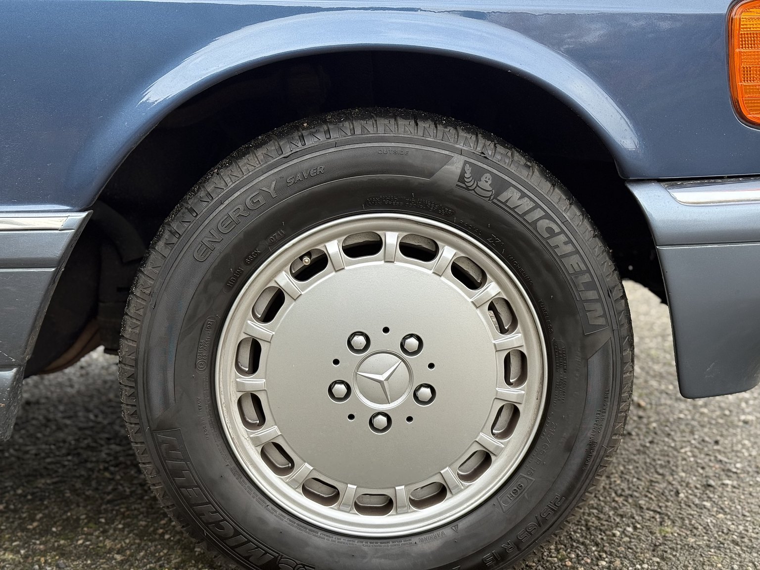 Exterior image of 1987 Mercedes-Benz 300 SE