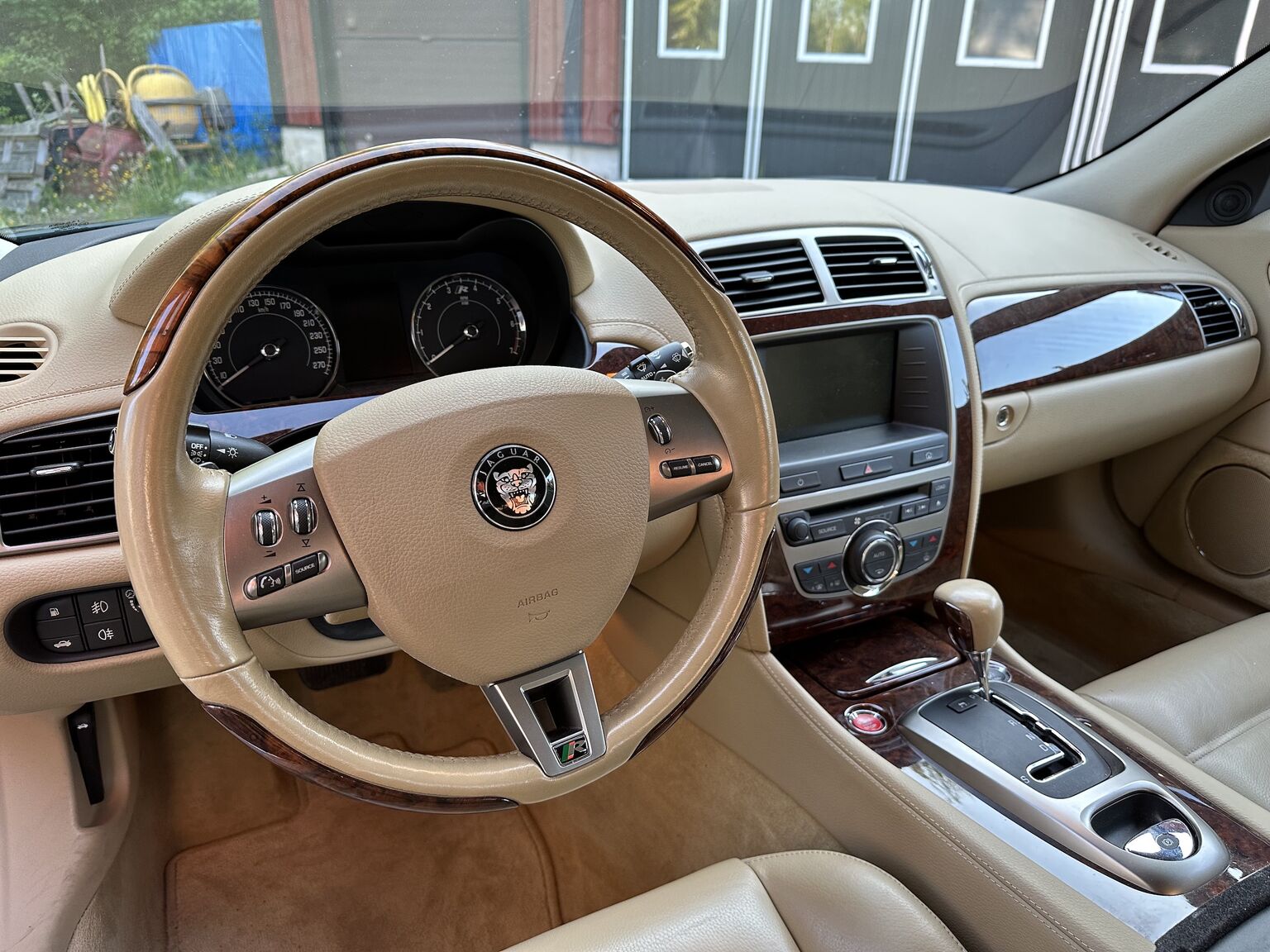 Interior image of 2007 Jaguar XKR (4)