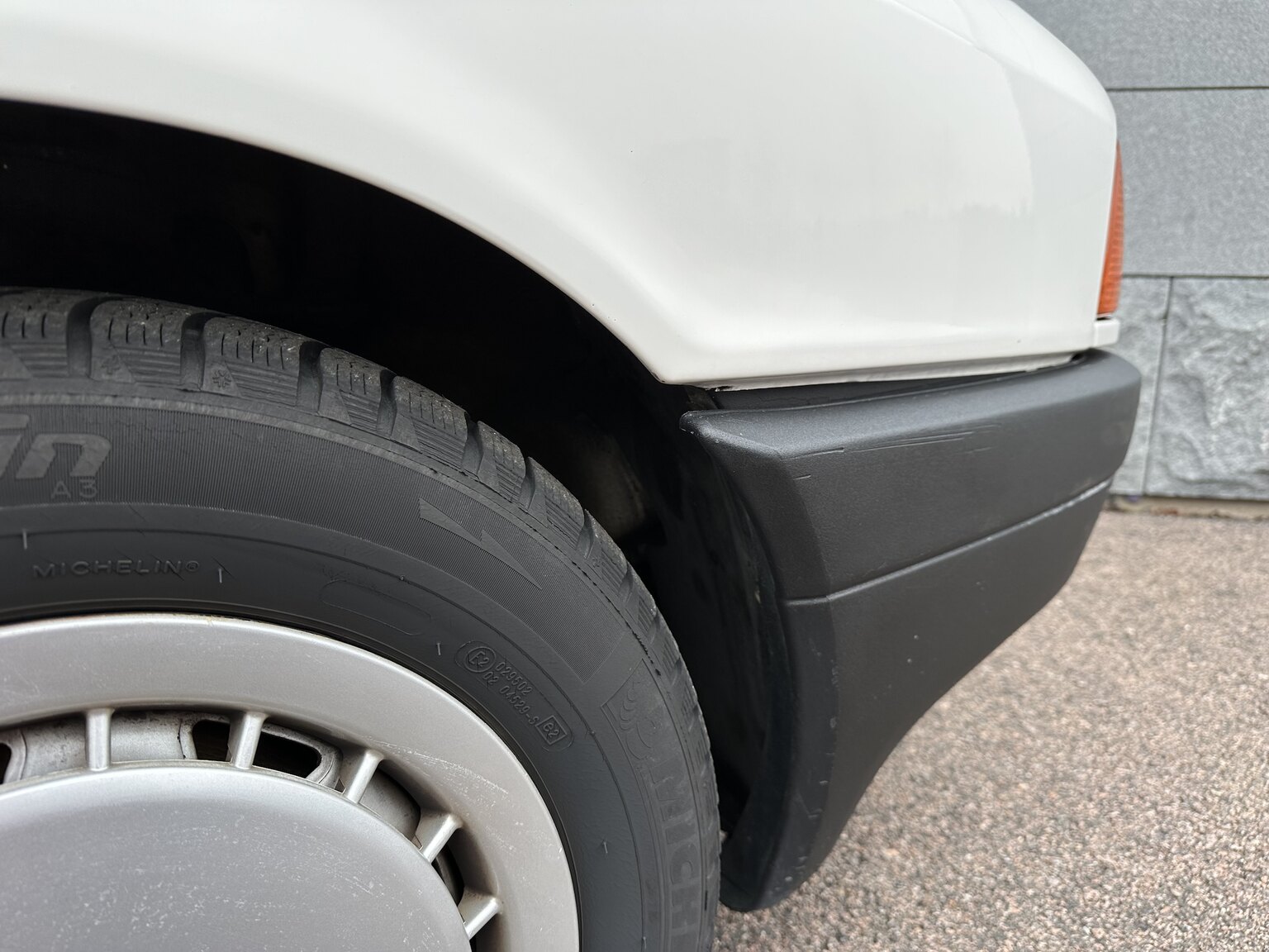 Exteriörbild på 1988 Audi 80 (64)