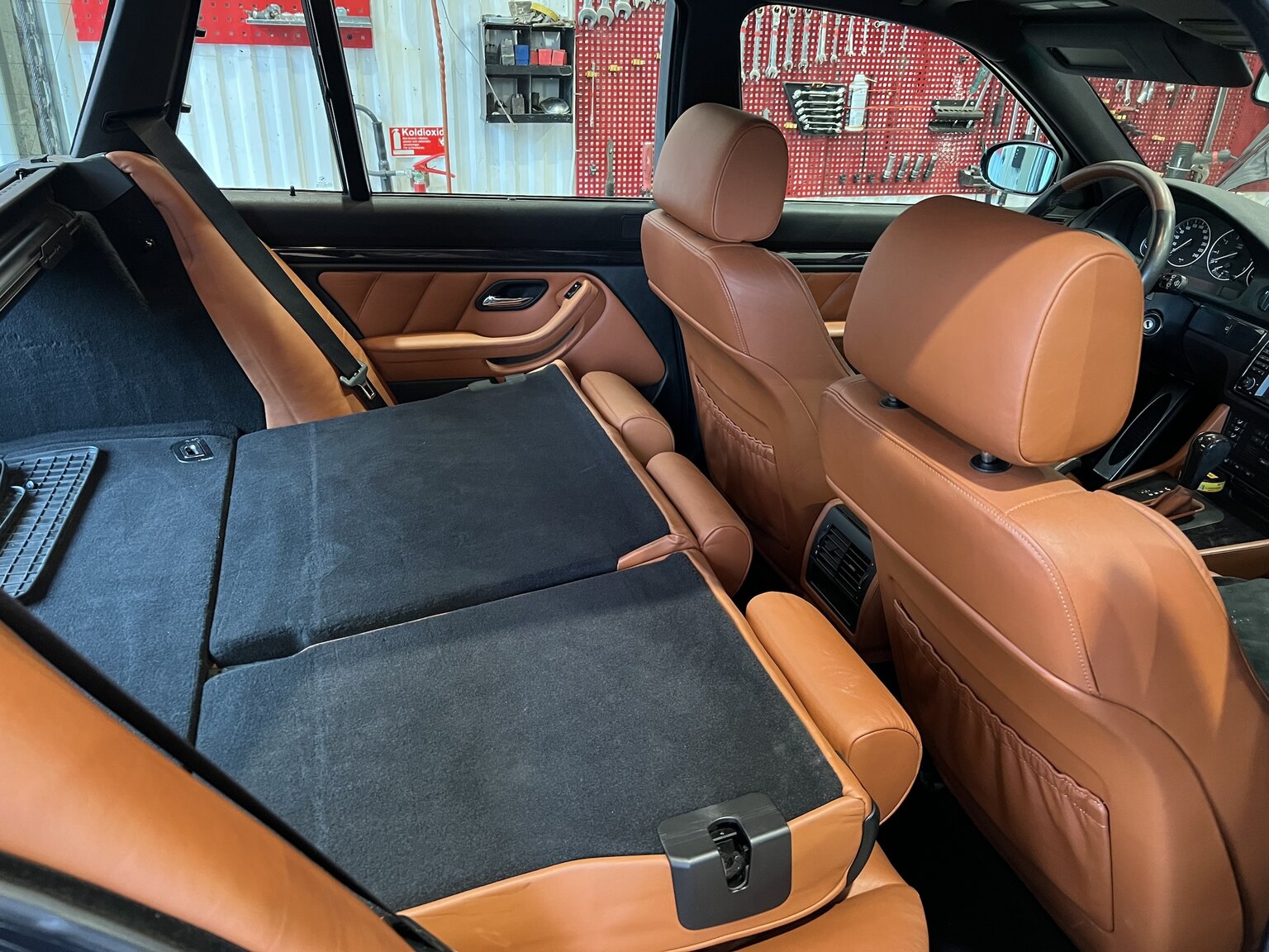 Interior image of 2003 BMW 540i Touring