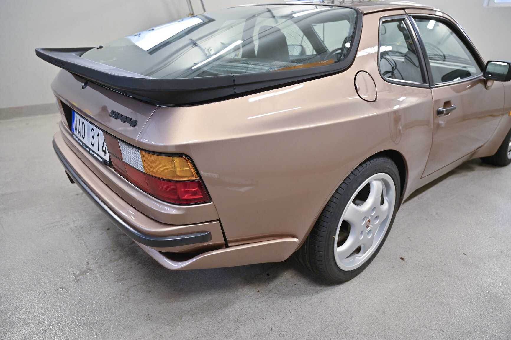 Exterior image of 1987 Porsche 944 Automat