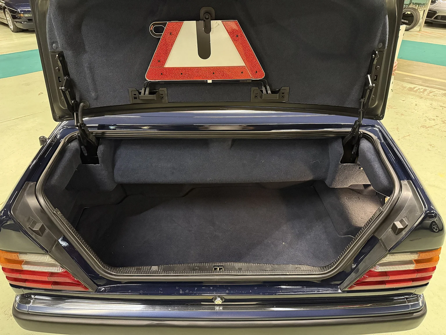 Interiörbild 1993 Mercedes-Benz 300 CE-24 Cabriolet (12)