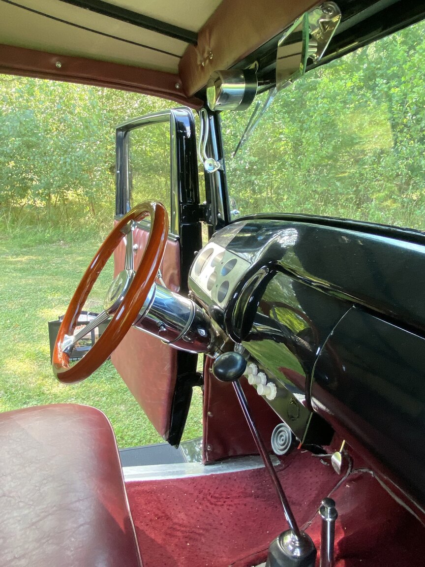 Interior image of 1932 Ford 32 deuce sport coupé (Hot Rod)