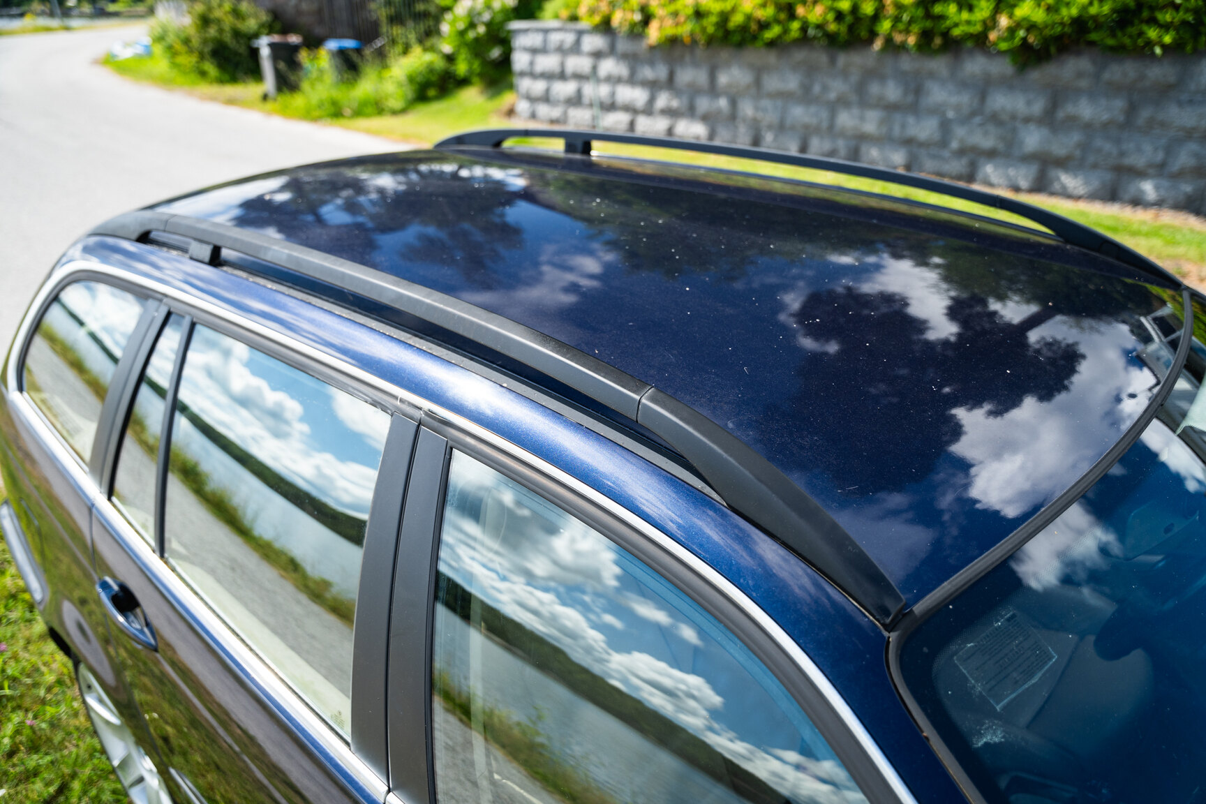 Exterior image of 2003 BMW 320i Touring