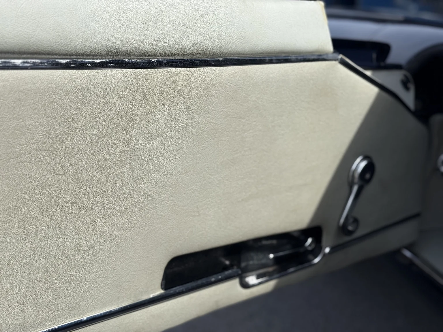 Interior image of 1969 Jaguar E-Type 4.2 Coupe (7)