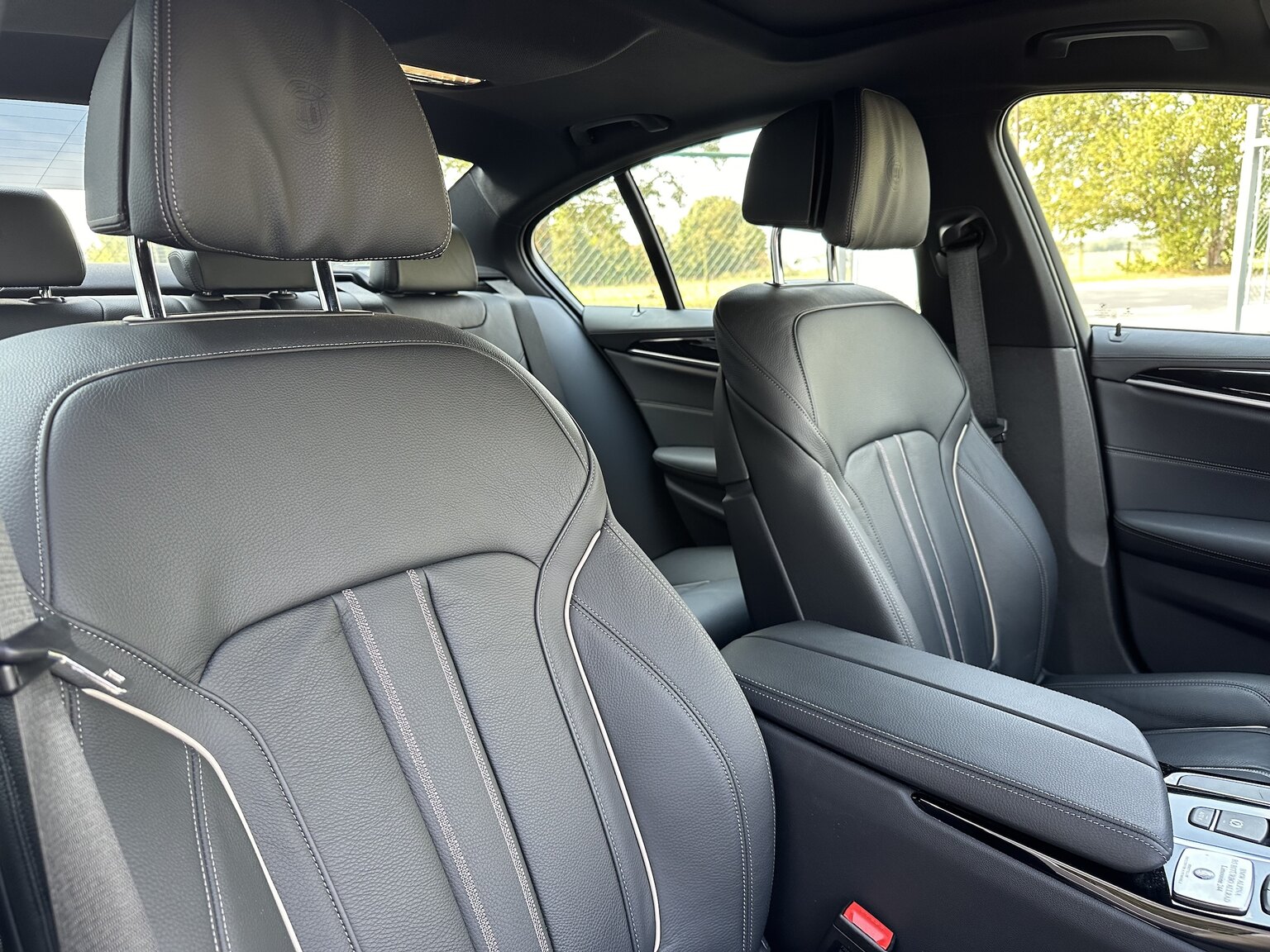 Innenraumfoto von 2019 ALPINA B5 S Bi-Turbo Sedan ALLRAD