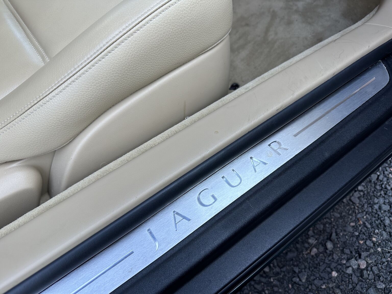 Interior image of 2007 Jaguar XKR (27)