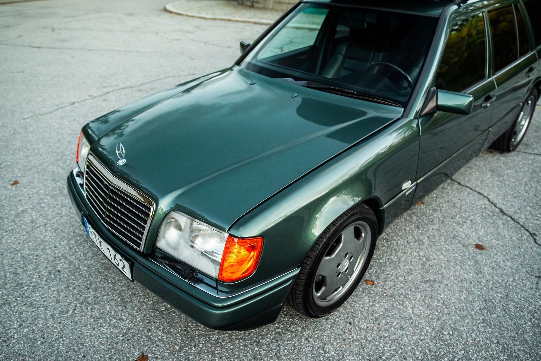 Exterior image of 1996 MERCEDES-BENZ E 320 T