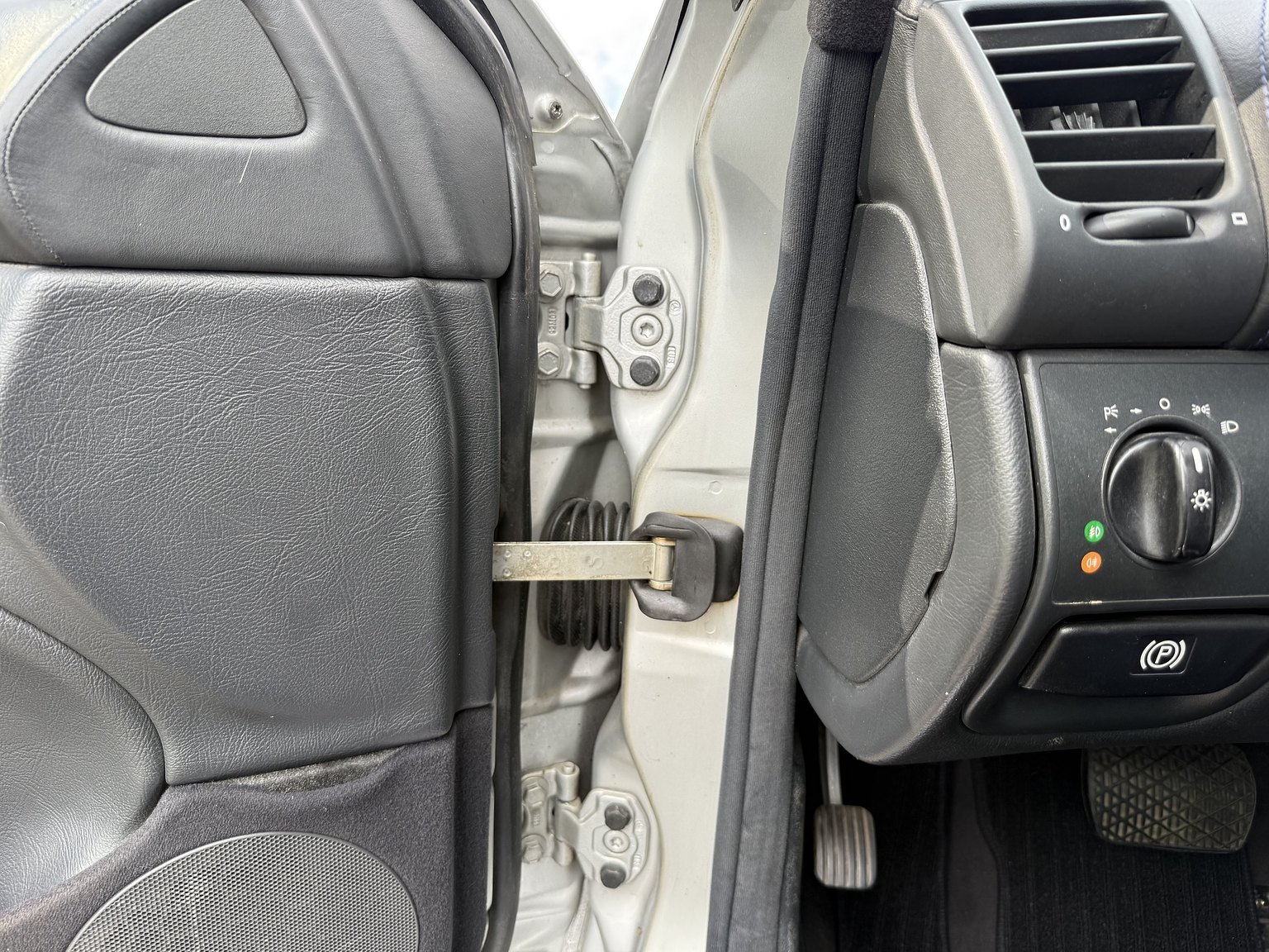 Interior image of 2000 Mercedes-Benz CLK 55 AMG Coupé