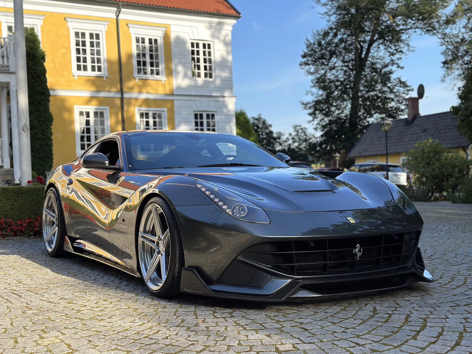Exteriörbild på 2013 Ferrari F12 Berlinetta