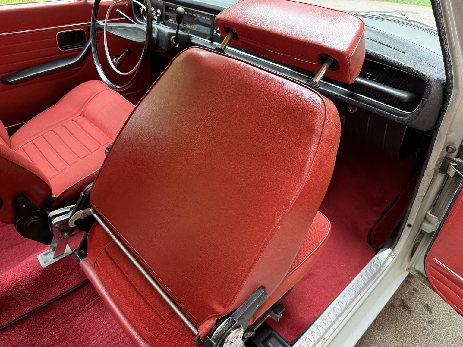 Interior image of 1970 Volvo 142 Automatic