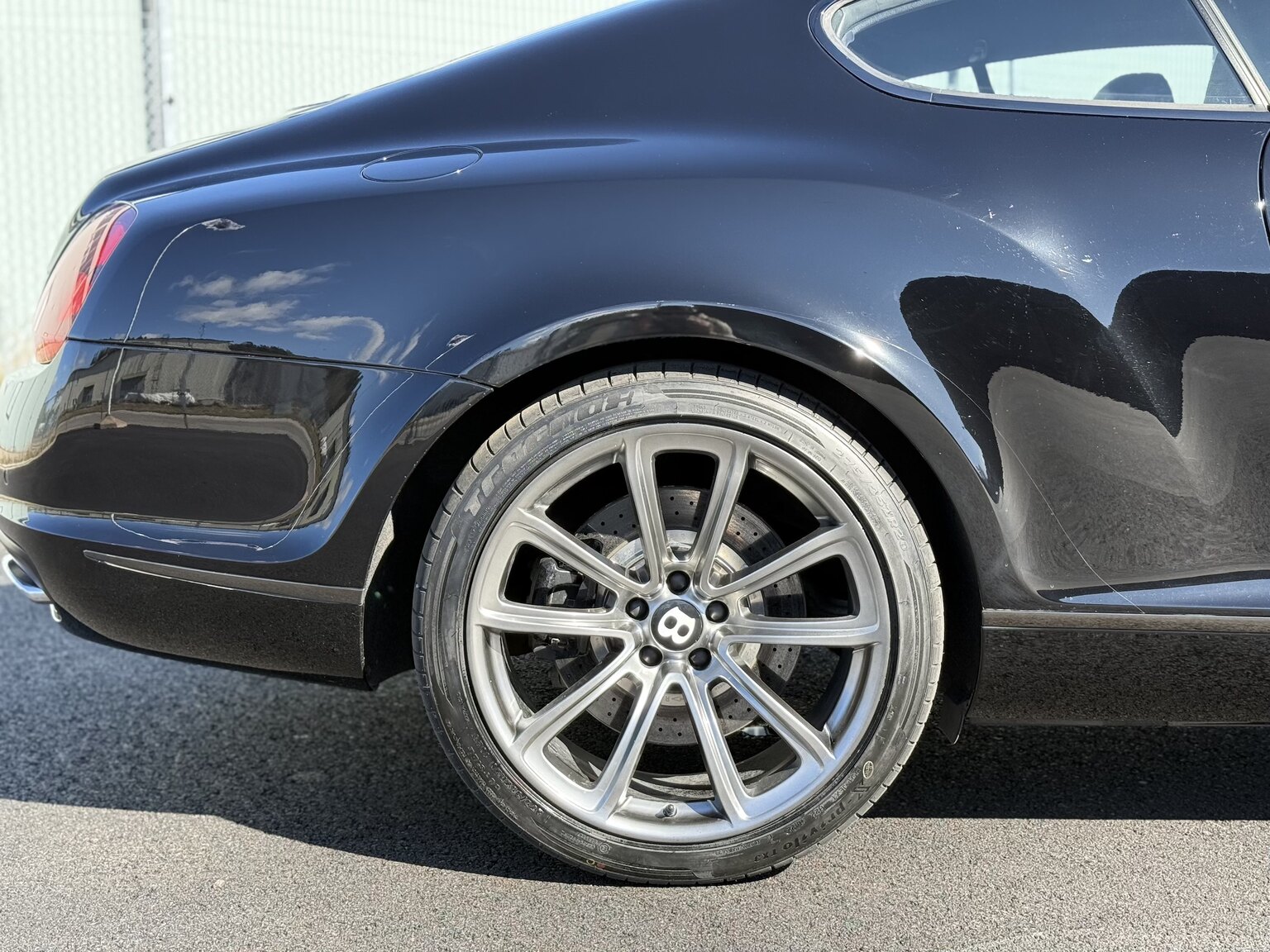 Exteriörbild på 2011 Bentley Continental Supersports